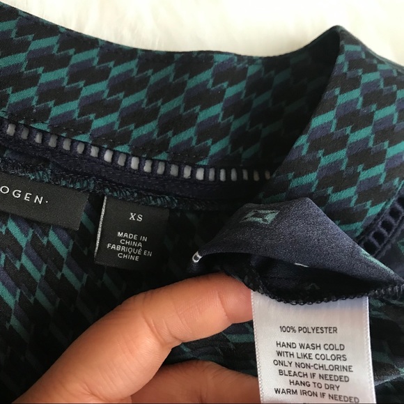 Halogen Printed V Neck Sleeveless Blouse - Picture 3 of 4